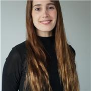Profesora de inglés que imparte clases online a personas de todas las edades